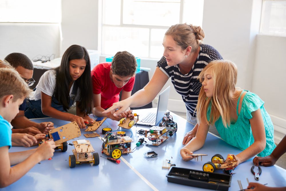 Children exploring with laboratory experiments on middle school